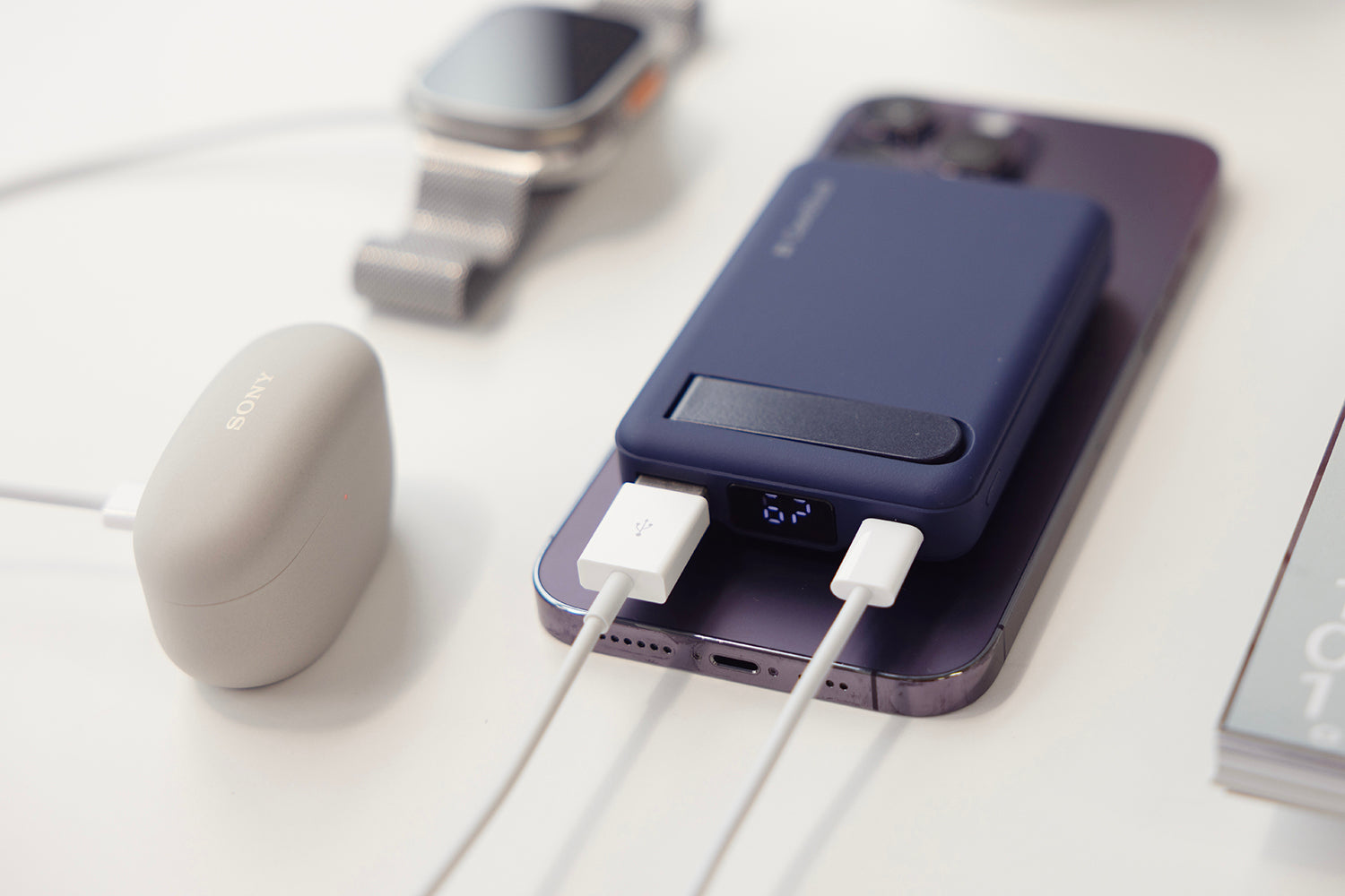 Casestudi FlashMini Power Bank: A powerful EDC solution with seamless multi-device charging—MagSafe wireless charging for iPhone, support for Apple Watch, and Sony WF-1000XM4 earbuds. Compact, stylish, and designed for ultimate convenience.