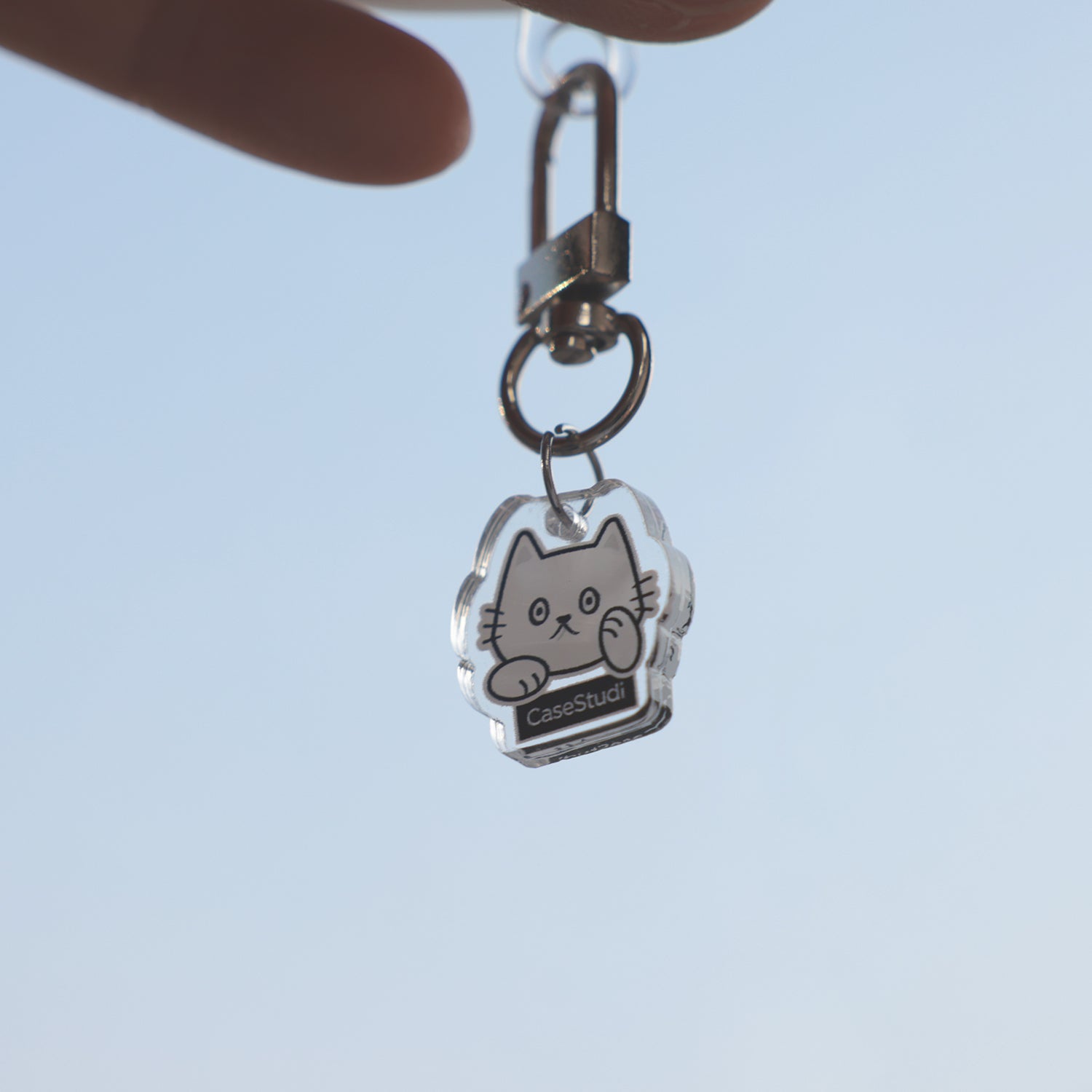 Casestudi AirPods 4 保護殼,搭配 Cast 貓咪圖案設計及相配的鑰匙圈。隨附客製化壓克力鑰匙圈,為整體造型增添亮點。