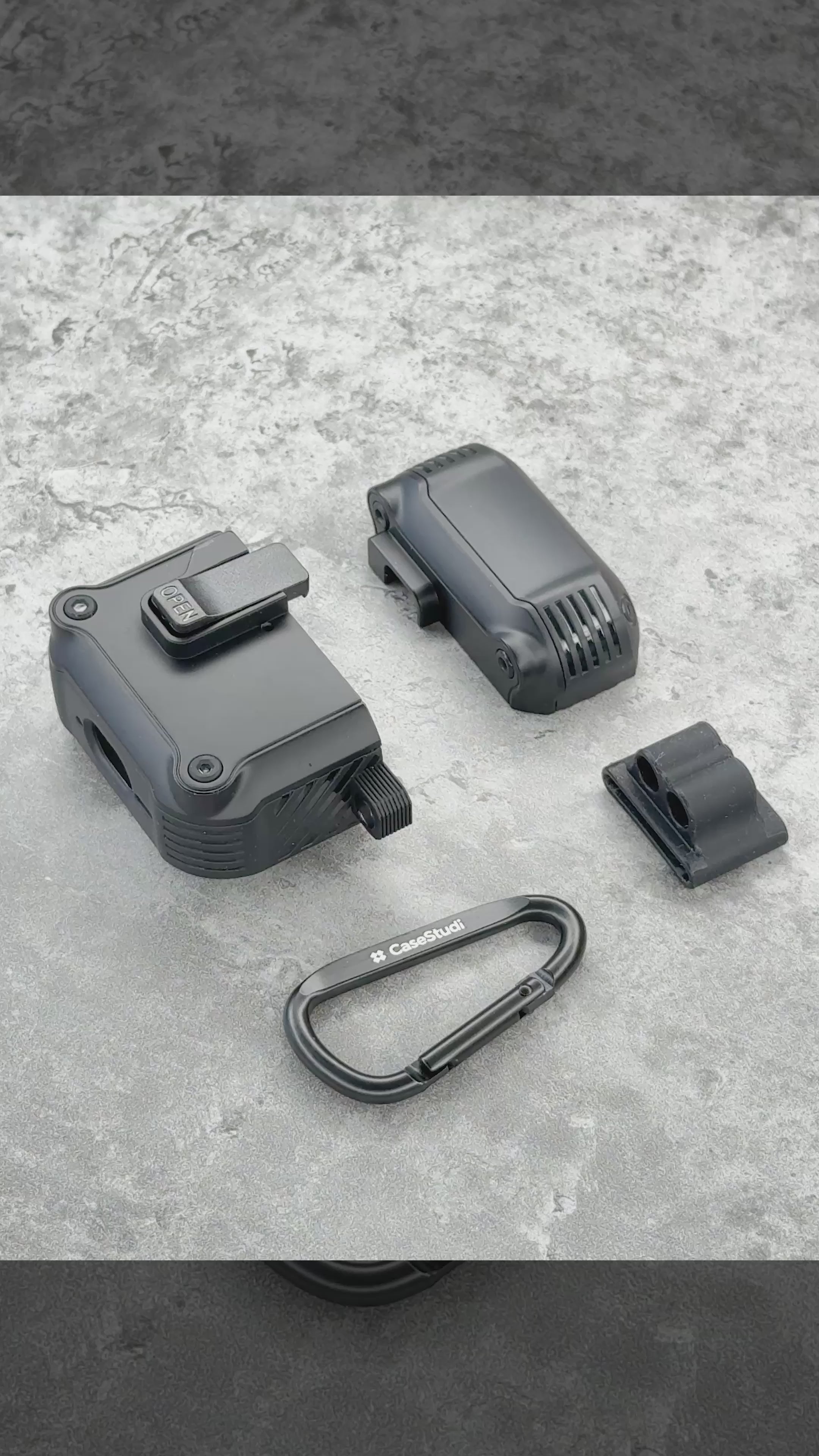 Casestudi Impact 保護殼適用於 AirPods 4,專為實用與保護而設計。本影片展示如何輕鬆安裝 AirPods,快速連接登山扣,提升攜帶便利性,以及耳機固定夾的多功能用途——無論是跑步時還是無法立即取出充電盒,都能臨時存放耳機。同時,影片強調磁吸鎖扣的穩固性能,確保安全閉合與全面保護。耐用且兼具實用性,Impact 保護殼是您日常與戶外活動的理想搭檔!
