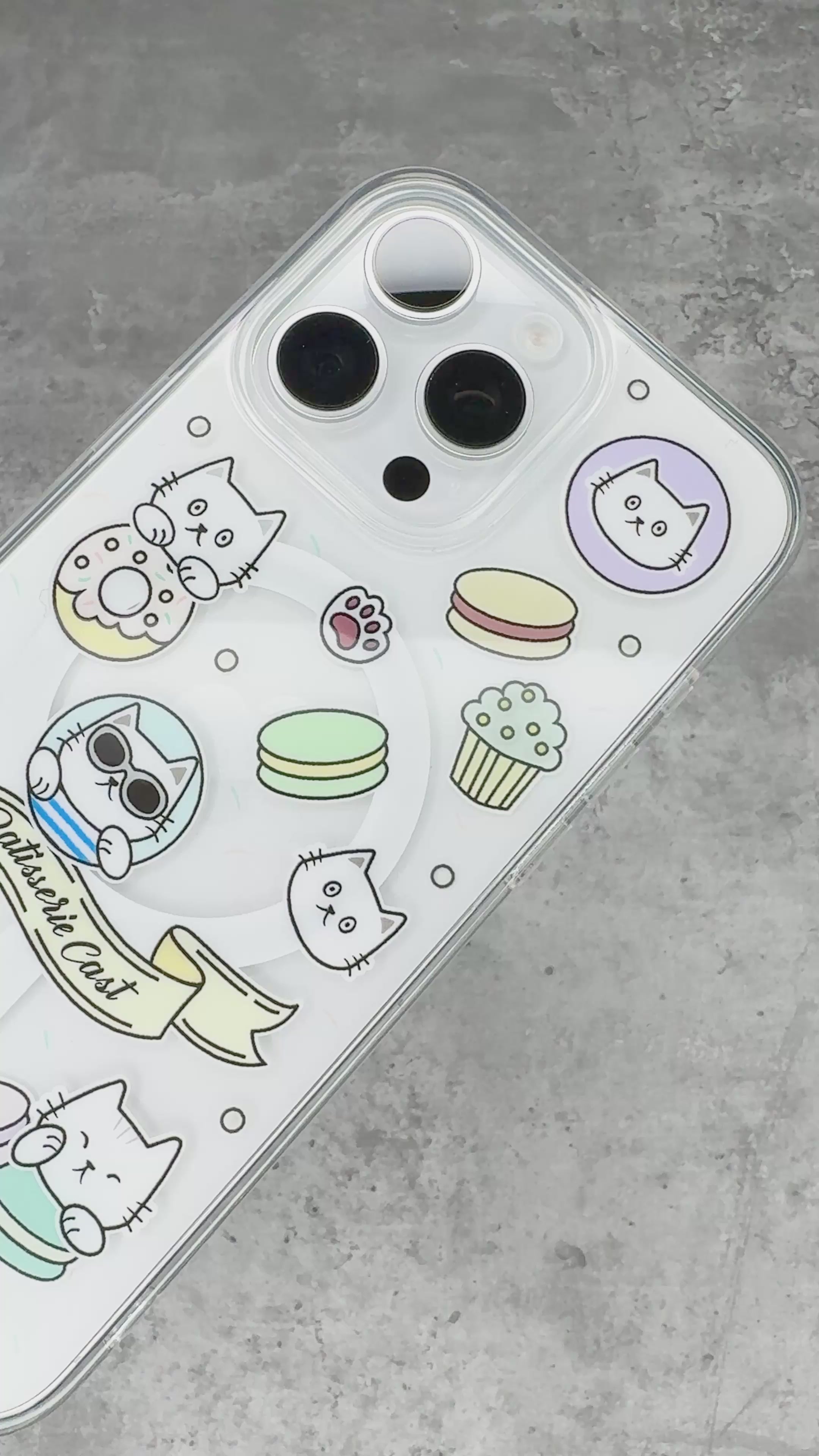 全新推出 Casestudi Cast the Cat iPhone 保護殼,適用於 iPhone 16 Pro / 16,特色圖案為可愛的貓咪 Cast,周圍點綴著柔和馬卡龍色系的杯子蛋糕、甜甜圈和馬卡龍。甜美又充滿趣味的設計,為您的日常生活增添一抹溫馨與童趣。