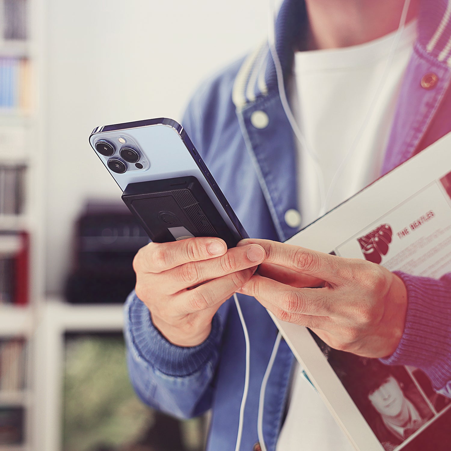 Casestudi Flashtape Power Bank: Perfect for music lovers who cherish vinyl, cassettes, and streaming. Featuring MagSafe wireless charging, it keeps your iPhone powered so the music never stops, wherever you go.