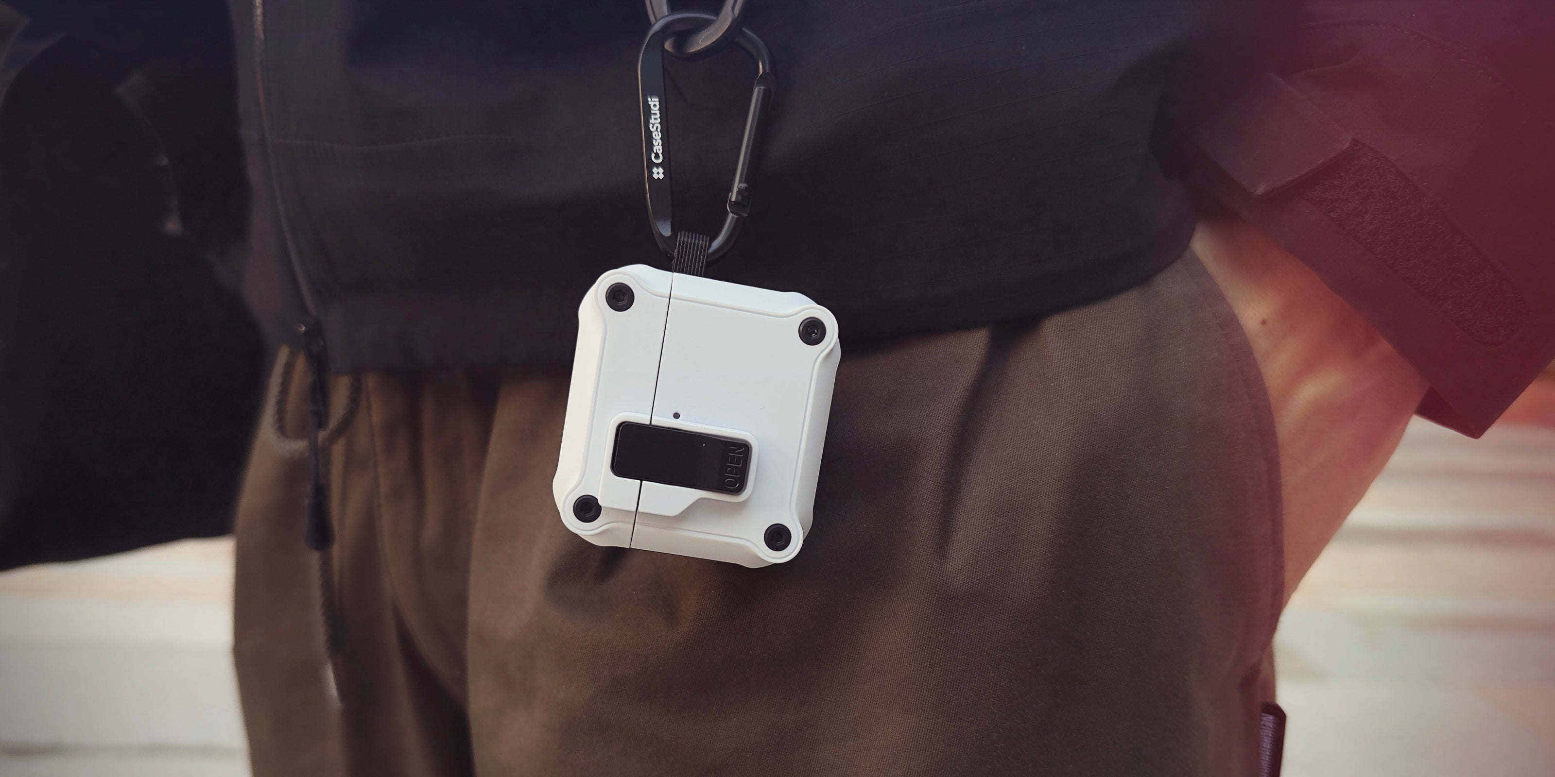 Casestudi Impact 保護殼適用於 AirPods 4，採用磁吸鎖扣設計，確保穩固閉合，全面保護您的 AirPods。抗震設計與精準貼合的模具，有效防護摔落與撞擊。隨附登山扣方便攜帶，內建耳機固定夾，實用性與時尚感兼具，是完美的 AirPods 配件選擇。