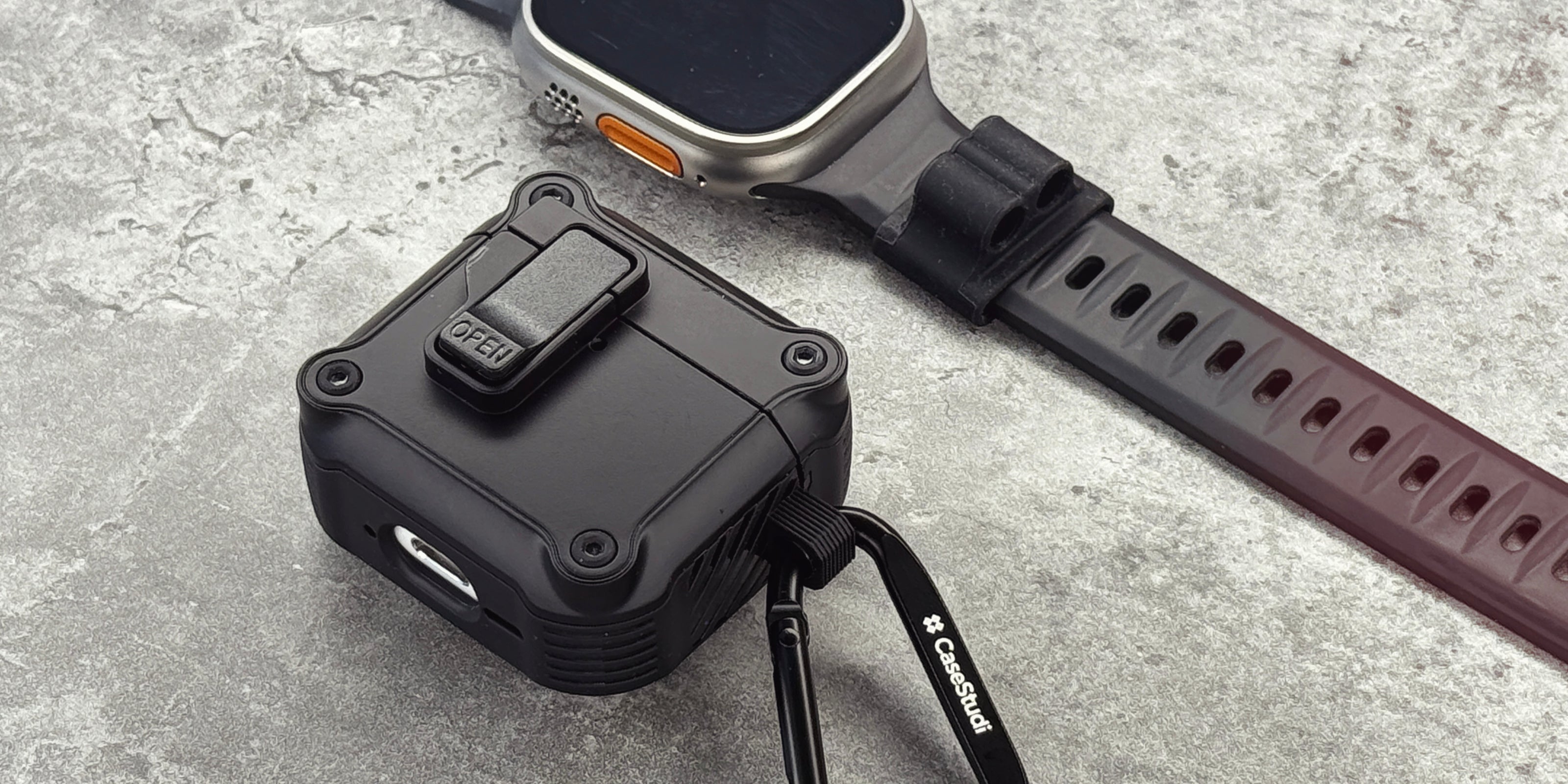 Casestudi Impact 保護殼適用於 AirPods 4，採用磁吸鎖扣設計，確保穩固閉合，全面保護您的 AirPods。抗震設計與精準貼合的模具，有效防護摔落與撞擊。隨附登山扣方便攜帶，內建耳機固定夾，實用性與時尚感兼具，是完美的 AirPods 配件選擇。