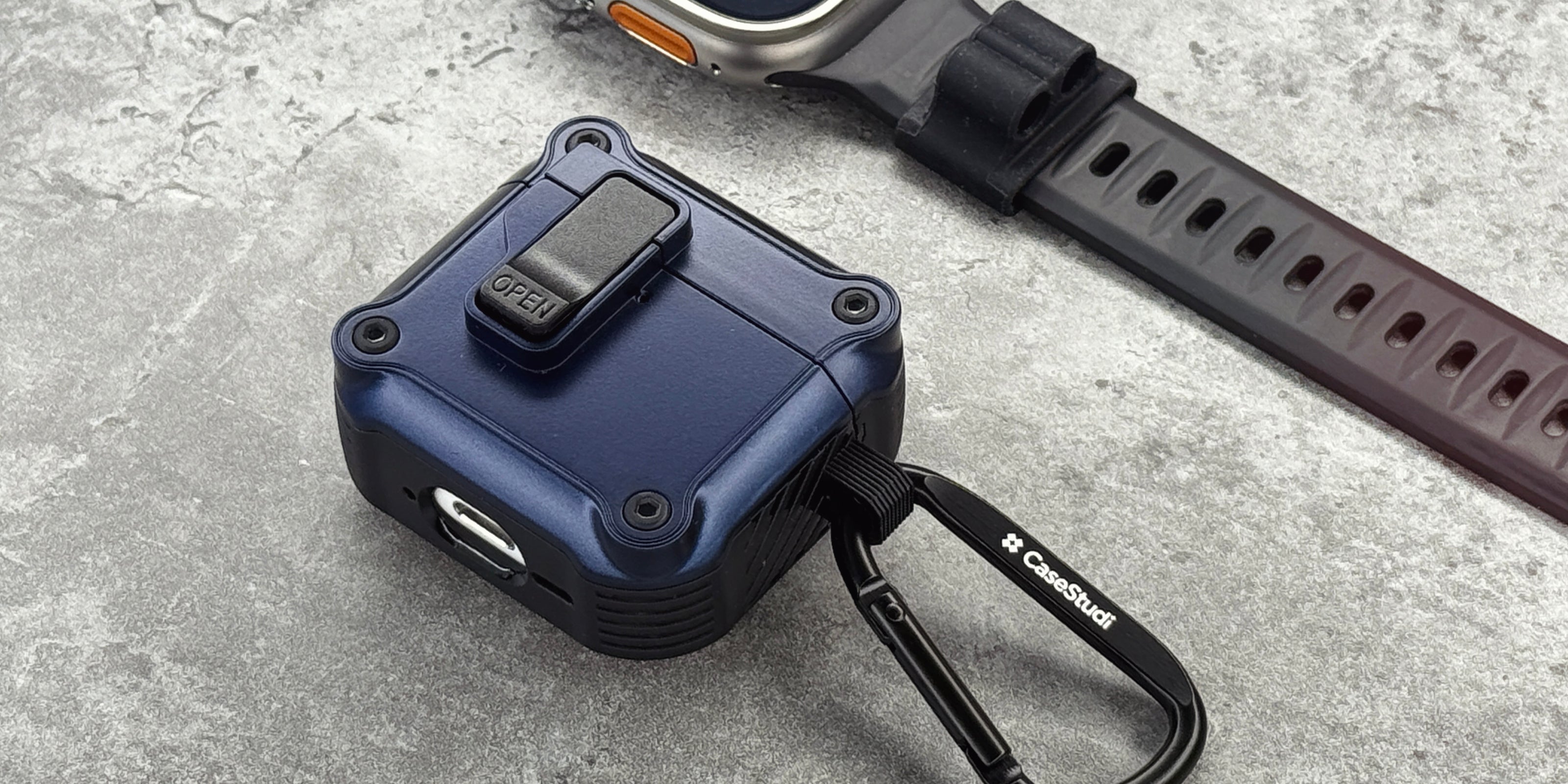 Casestudi Impact 保護殼適用於 AirPods 4，採用磁吸鎖扣設計，確保穩固閉合，全面保護您的 AirPods。抗震設計與精準貼合的模具，有效防護摔落與撞擊。隨附登山扣方便攜帶，內建耳機固定夾，實用性與時尚感兼具，是完美的 AirPods 配件選擇。