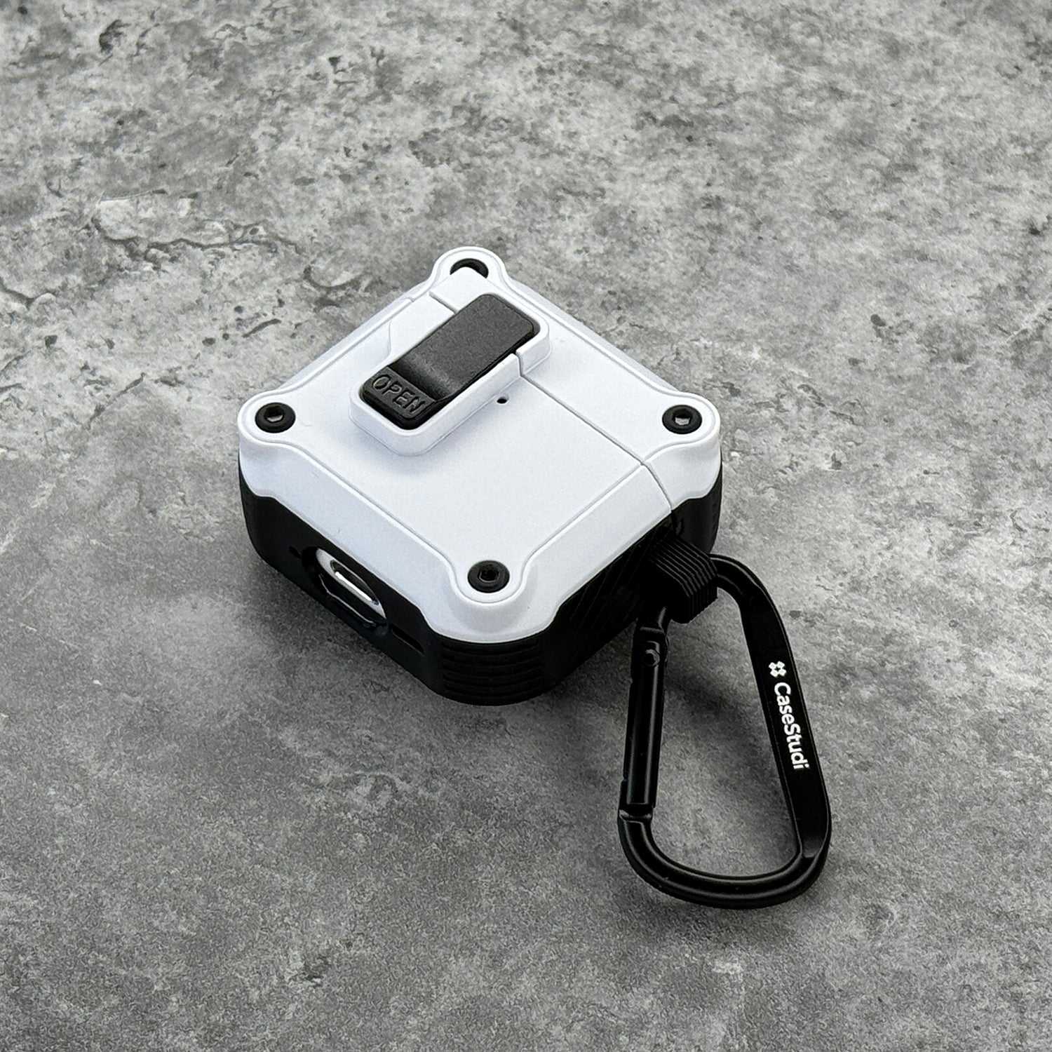 Casestudi Impact 保護殼適用於 AirPods 4，採用磁吸鎖扣設計，確保穩固閉合，全面保護您的 AirPods。抗震設計與精準貼合的模具，有效防護摔落與撞擊。隨附登山扣方便攜帶，內建耳機固定夾，實用性與時尚感兼具，是完美的 AirPods 配件選擇。