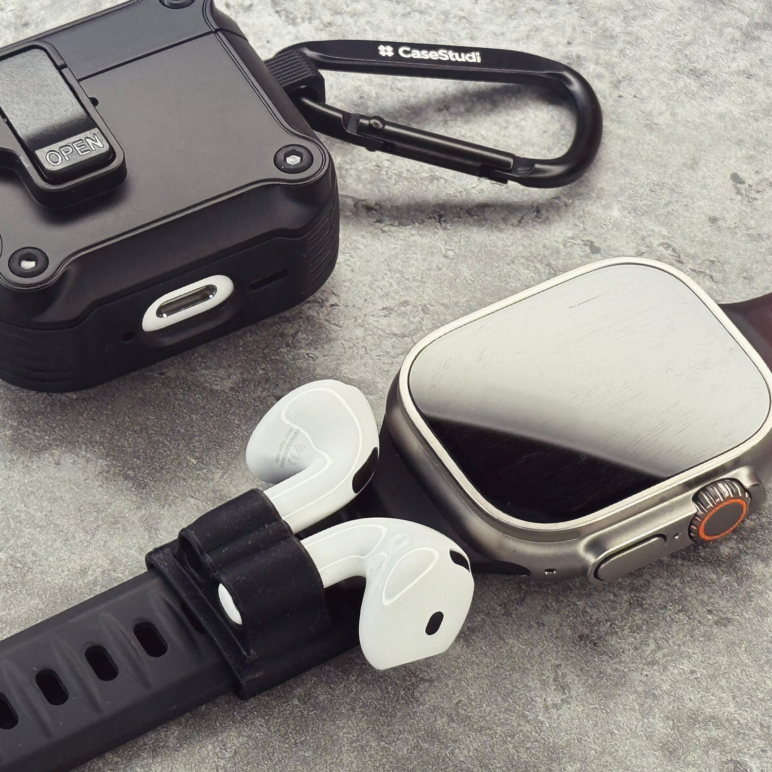 Casestudi Impact 保護殼適用於 AirPods 4，採用磁吸鎖扣設計，確保穩固閉合，全面保護您的 AirPods。抗震設計與精準貼合的模具，有效防護摔落與撞擊。隨附登山扣方便攜帶，內建耳機固定夾，實用性與時尚感兼具，是完美的 AirPods 配件選擇。