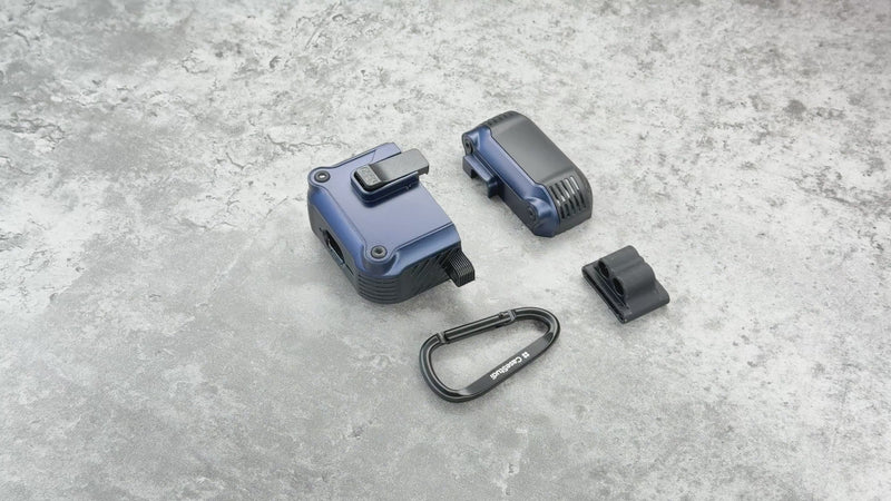 Casestudi Impact 保護殼適用於 AirPods 4，專為實用與保護而設計。本影片展示如何輕鬆安裝 AirPods，快速連接登山扣，提升攜帶便利性，以及耳機固定夾的多功能用途——無論是跑步時還是無法立即取出充電盒，都能臨時存放耳機。同時，影片強調磁吸鎖扣的穩固性能，確保安全閉合與全面保護。耐用且兼具實用性，Impact 保護殼是您日常與戶外活動的理想搭檔！