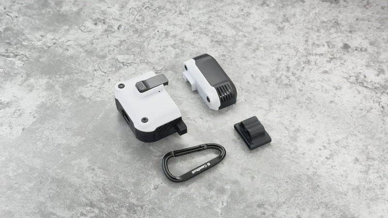 Casestudi Impact 保護殼適用於 AirPods 4，專為實用與保護而設計。本影片展示如何輕鬆安裝 AirPods，快速連接登山扣，提升攜帶便利性，以及耳機固定夾的多功能用途——無論是跑步時還是無法立即取出充電盒，都能臨時存放耳機。同時，影片強調磁吸鎖扣的穩固性能，確保安全閉合與全面保護。耐用且兼具實用性，Impact 保護殼是您日常與戶外活動的理想搭檔！