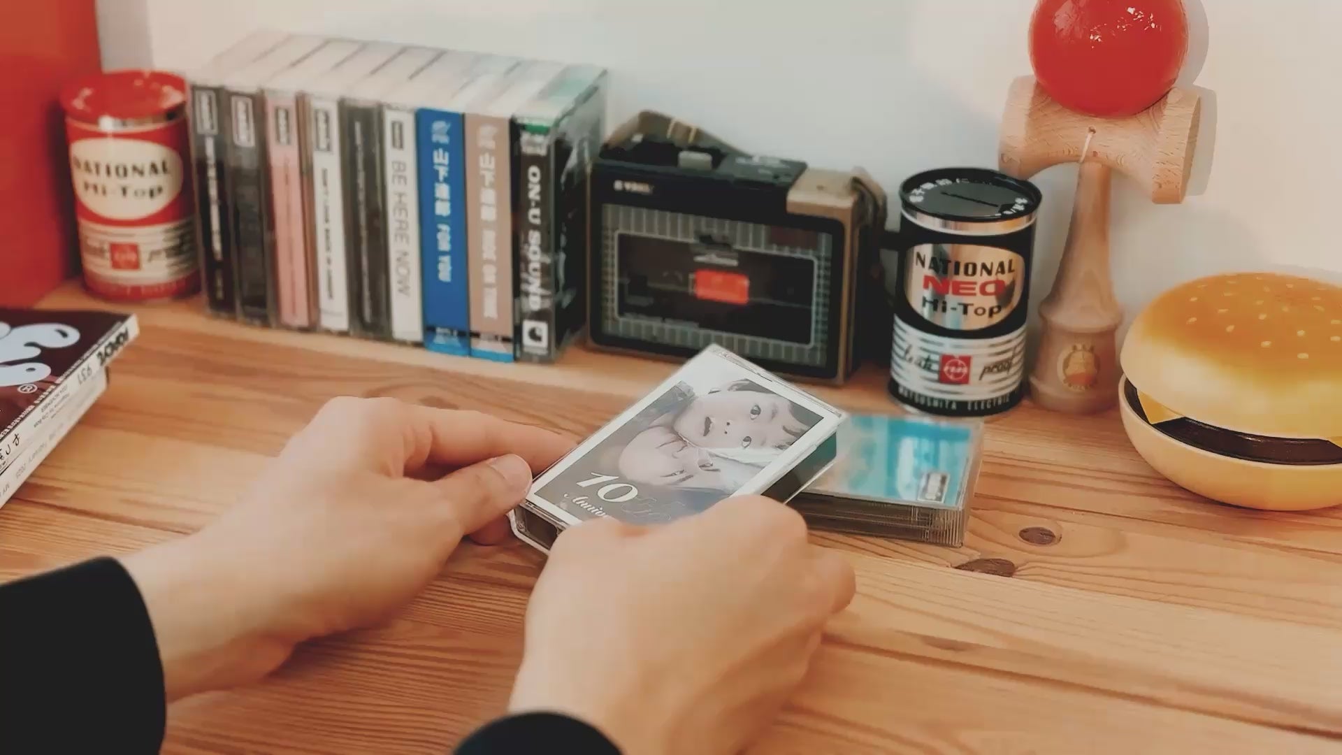 這段影片展示了 Flashtape 的客製化效果，顧客可以在卡式帶封面內頁加入專屬的 QR 碼連結。透過這個連結，對方可以播放獨特且珍貴的片段，用以傳達個人情感和訊息。相比 FaceTime 的即時交流或 WhatsApp 的文字傳遞，這種方式更具詩意與深度。影片呈現了一個感人的情境：身在海外工作的你，收到來自妻子的 Flashtape 禮物，掃描 QR 碼後播放一段充滿愛與心意的影片，帶來無可取代的情感連結。
