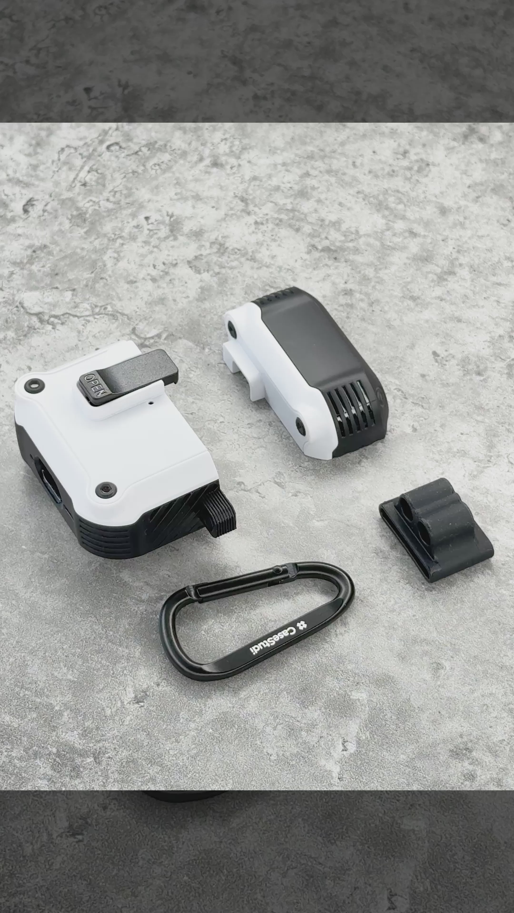 Casestudi Impact 保護殼適用於 AirPods 4，專為實用與保護而設計。本影片展示如何輕鬆安裝 AirPods，快速連接登山扣，提升攜帶便利性，以及耳機固定夾的多功能用途——無論是跑步時還是無法立即取出充電盒，都能臨時存放耳機。同時，影片強調磁吸鎖扣的穩固性能，確保安全閉合與全面保護。耐用且兼具實用性，Impact 保護殼是您日常與戶外活動的理想搭檔！