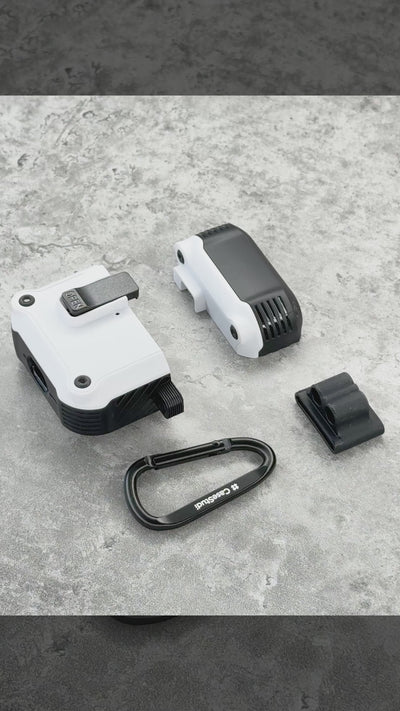 Casestudi Impact 保護殼適用於 AirPods 4，專為實用與保護而設計。本影片展示如何輕鬆安裝 AirPods，快速連接登山扣，提升攜帶便利性，以及耳機固定夾的多功能用途——無論是跑步時還是無法立即取出充電盒，都能臨時存放耳機。同時，影片強調磁吸鎖扣的穩固性能，確保安全閉合與全面保護。耐用且兼具實用性，Impact 保護殼是您日常與戶外活動的理想搭檔！