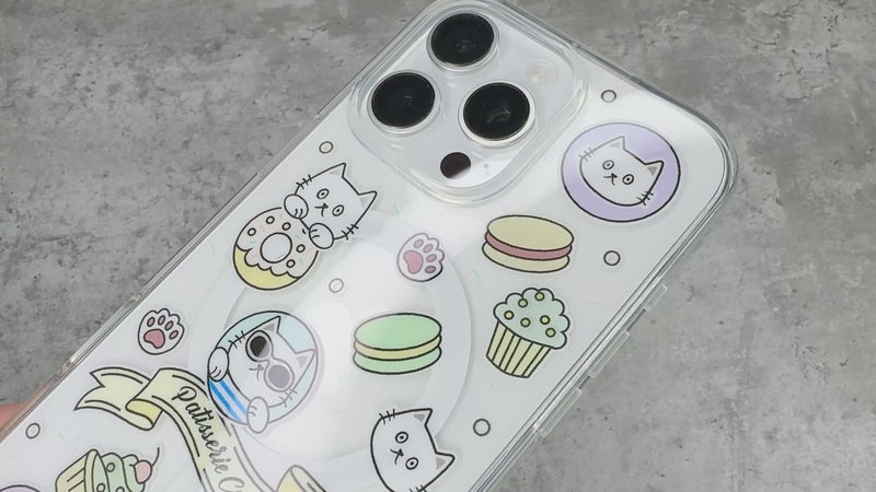 全新推出 Casestudi Cast the Cat iPhone 保護殼，適用於 iPhone 16 Pro / 16，特色圖案為可愛的貓咪 Cast，周圍點綴著柔和馬卡龍色系的杯子蛋糕、甜甜圈和馬卡龍。甜美又充滿趣味的設計，為您的日常生活增添一抹溫馨與童趣。