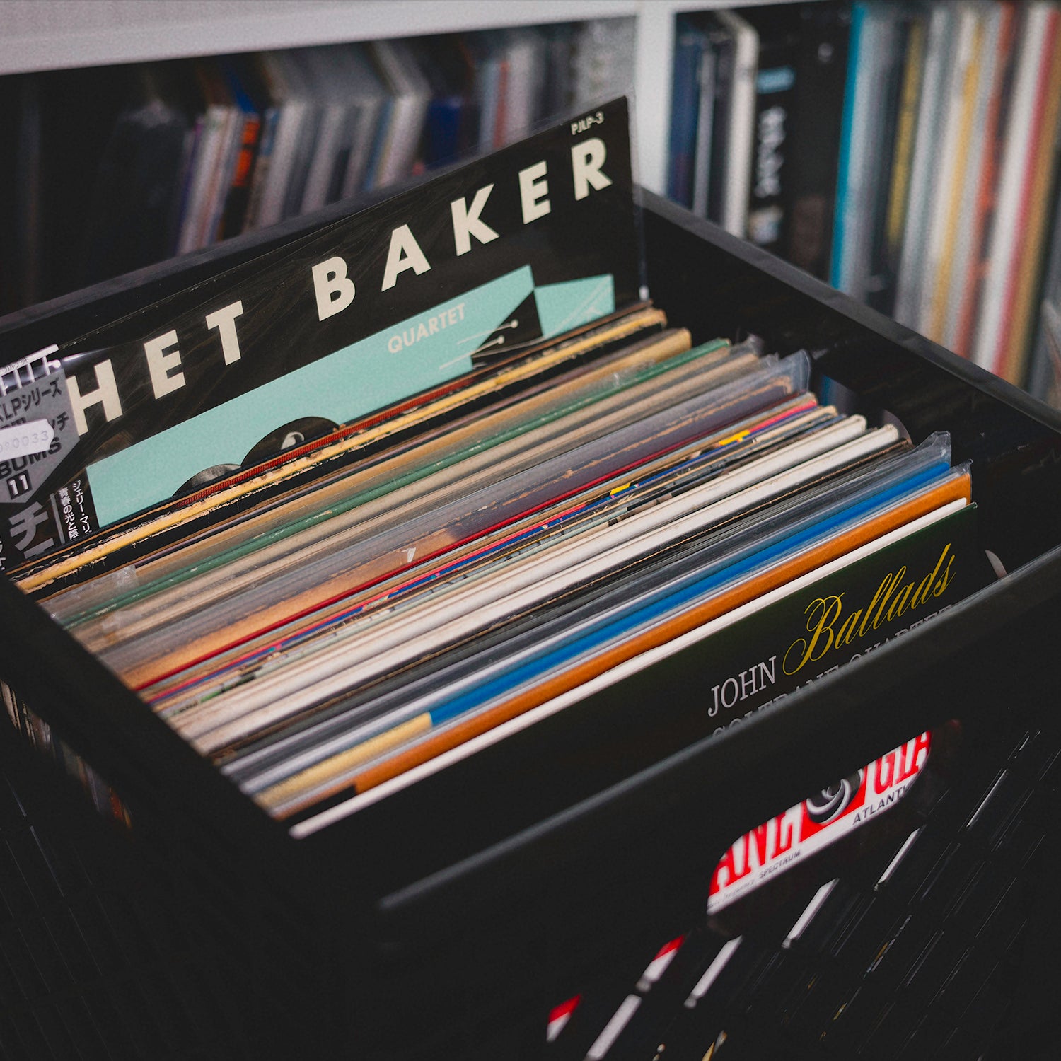 Top view of a Thumb & Wonders vinyl crate filled with Jazz records like Chet Baker, highlighting professional-grade archive protection and high-capacity storage.